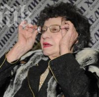 Грандиозен фотошоп гаф! Подмладиха Мутафова с десетилетия (снимка)