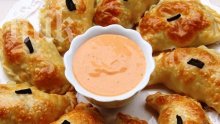 Банички със сирене и печени чушки (стъпка по стъпка)