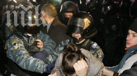 протестиращи полицаи пердашат киев