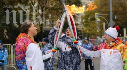 факлоносец запали олимпийския огън