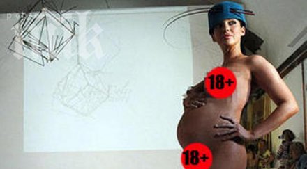 бременен модел дефилира шапка