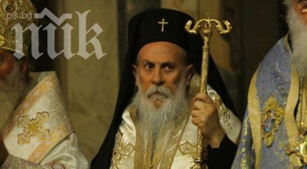 трима епископи облизват поста починалия дядо натанаил