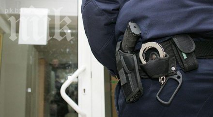 бременна касиерка крила тоалетната обира либра