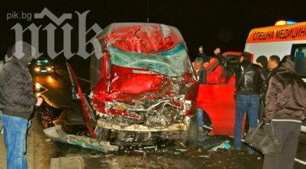 микробус натресе автобус работници снимки