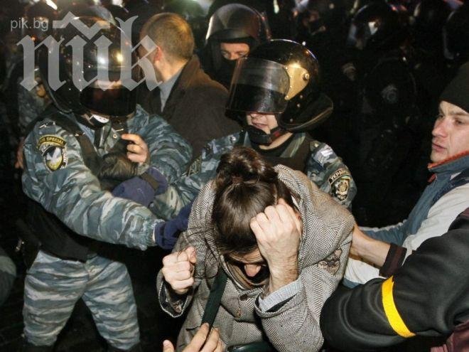 Протестиращи и полицаи се пердашат в Киев