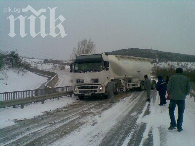 Тирове без вериги блокираха за часове пътя Русе – Бяла