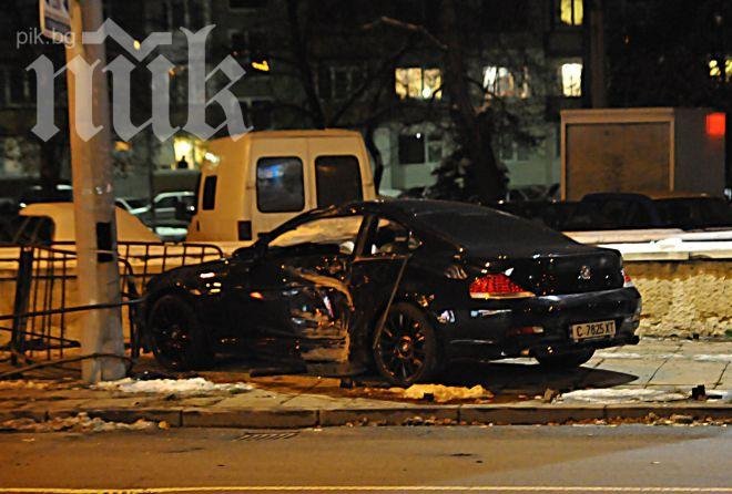 „БМВ” помете ограждения на столичен булевард, заби се в подлез (снимки)