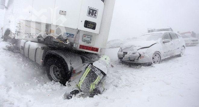 Снегът сблъска три коли в Разградско