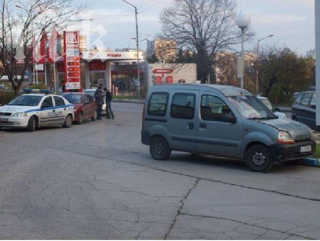 Верижна катастрофа с 4 автомобила блокира движението във Варна (снимка)