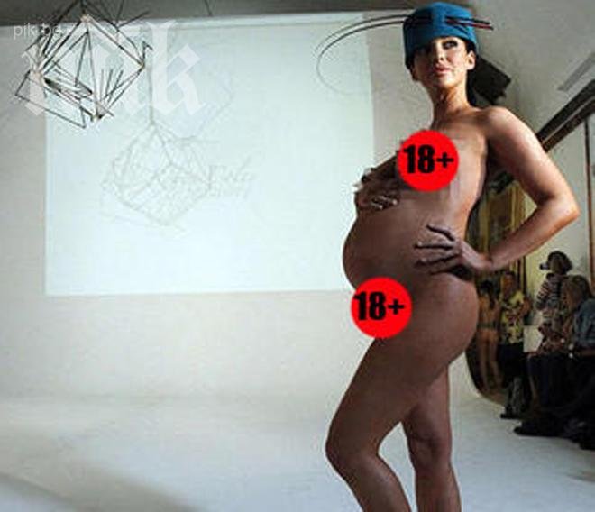 Бременен модел дефилира само по шапка!