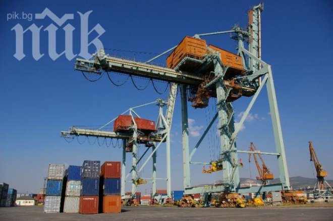 Пристанището във Варна е затворено заради силен вятър