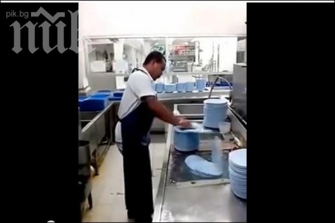 Уникално видео! Вижте как се мият 50 чинии за 10 секунди 