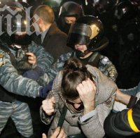 Див екшън! Опитват се да съборят паметника на Ленин в Киев (видео)