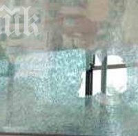 Вандал потроши с камък стъклата на автобус във Варна