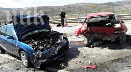 жесток челен удар главен път деца косъм смъртта