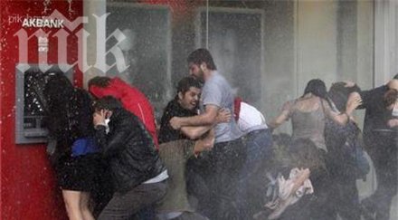 полицията разгони водомети съзотворен газ протестиращи правителството тайланд