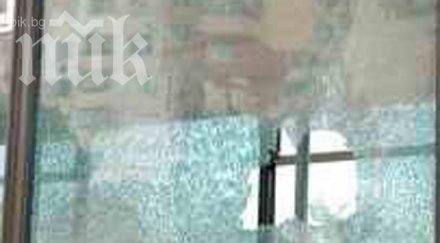 вандал потроши камък стъклата автобус варна