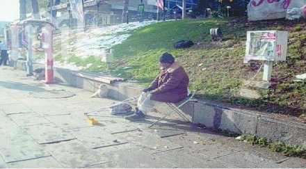 нагъл просяк заплашва дай ухапя умреш