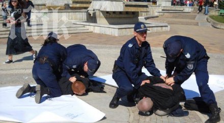 задържан побоя тримата бежанци софия