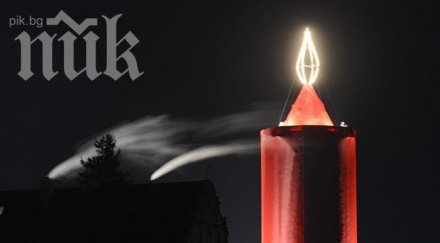 запалиха голямата коледна свещ германия