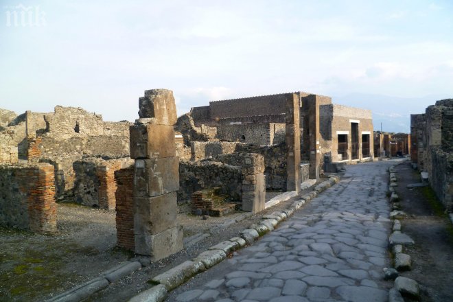 Още една стена се срути в Помпей