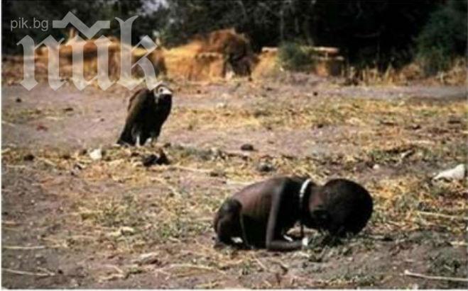 Снимката, която разплака света: Дете умира от глад, лешояд го дебне, за да се нахрани с трупа му