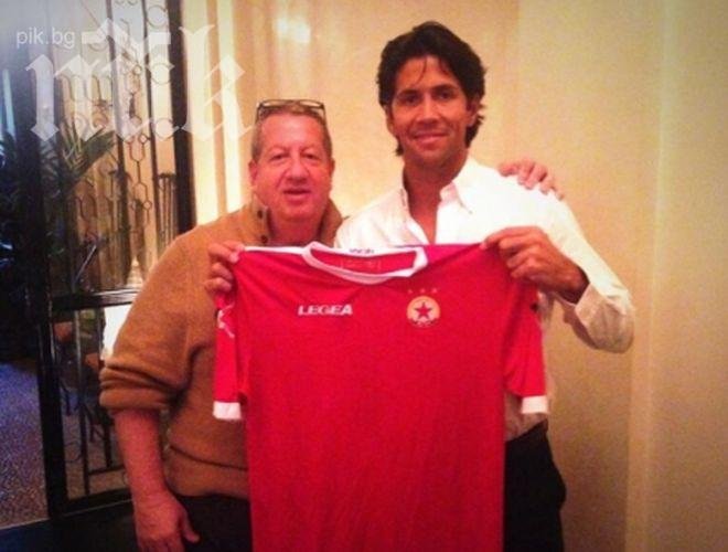 Фернандо Вердаско позира с фланелка на ЦСКА