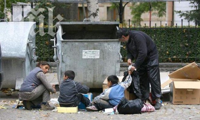 Над 1000 лв. на месец си докарвали събирачите на пластмаса от кофите за боклук