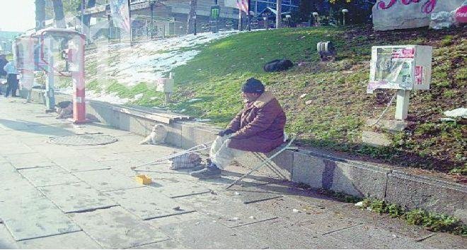 Нагъл просяк заплашва: Дай ми 20 ст., или ще те ухапя и ще умреш