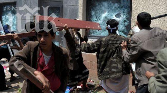 Неизвестни лица стреляли по демонстранти 
 