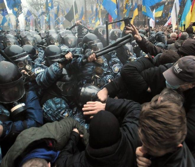 Броят на ранените полицаи в Украйна достигна 100 