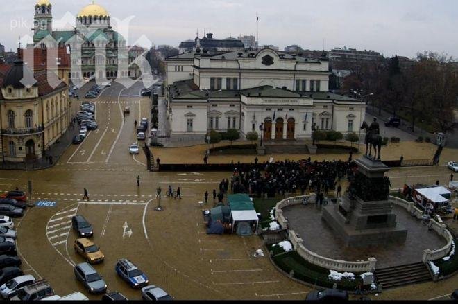 Актьори протестират пред парламента - блокираха трафика на жълтите павета