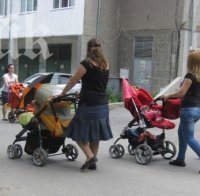 Повечето деца в България се раждат извън брак