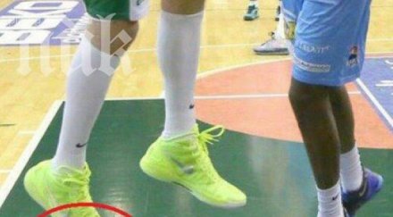 наш баскетболист играе надпис оставка кецовете снимка