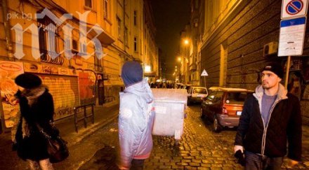 извънредно студенти обстрелват домати сградата мвр счупиха няколко прозореца арестувани обновена