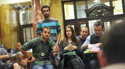 ранобудните студенти протестират градинката кристал