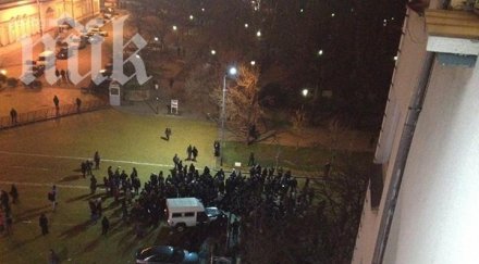 протестиращите блокираха полицейски джип