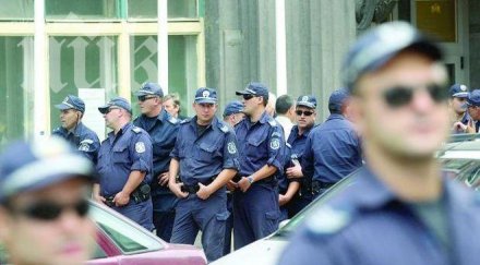 пребитият полицаи оказа гадже майката единия тях