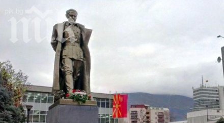 издигнаха незаконно статуя тито скопие
