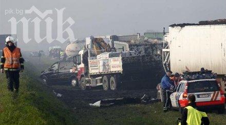 зверска верижна катастрофа белгия смачкани 100 автомобила двама души мъртви снимки