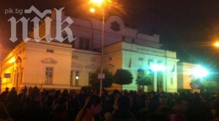 пожарната гаси горящите казани парламента студентите освиркват