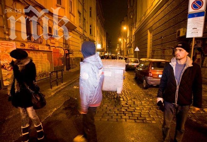 Извънредно! Студенти обстрелват с домати сградата на МВР, счупиха няколко прозореца. Има арестувани (обновена)