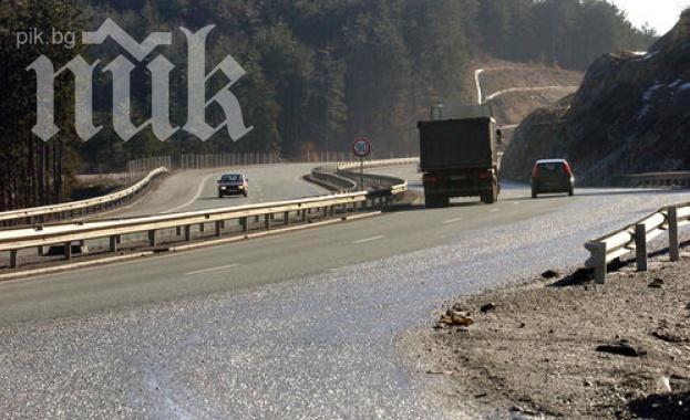 Румънски ТИР се въртя в Прохода на Републиката, движението е блокирано