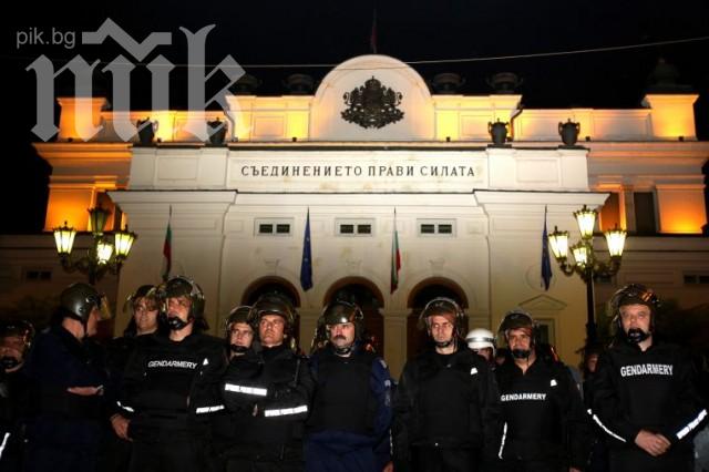 Пореден протест пред Народното събрание, демонстрантите скандират оставка