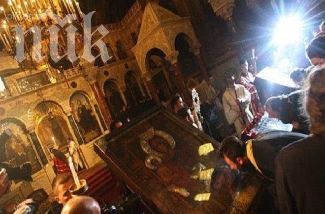 Чудотворна икона в Троянския манастир заплака от срам заради гей скандала