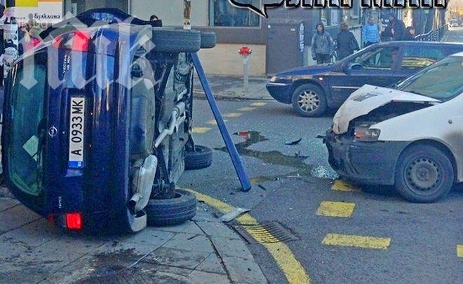 Опел се преобърна на тротоара в Бургас, пожарна отваря вратите на смачканата кола