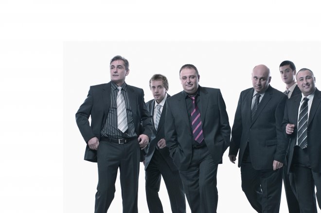 Черна прокоба над Комиците, измират роднините им! Викат поп да освещава студиото им!