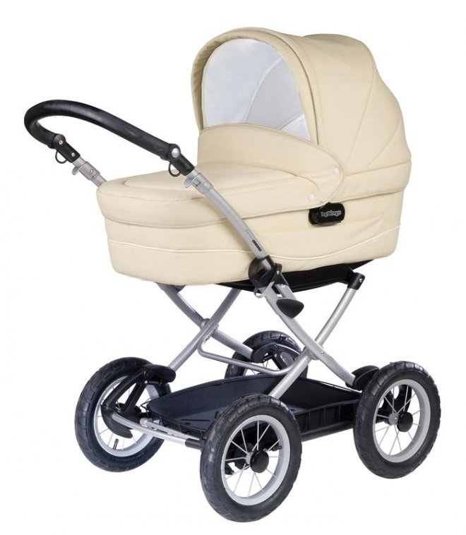 Данъчен бос от София подслушвал жена си с микрофон в количката на бебето им