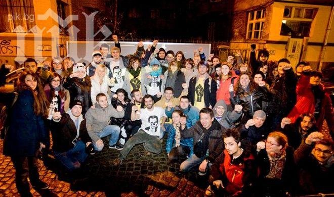 Ранобудните студенти блокираха за кратко кръстовище на жълтите павета