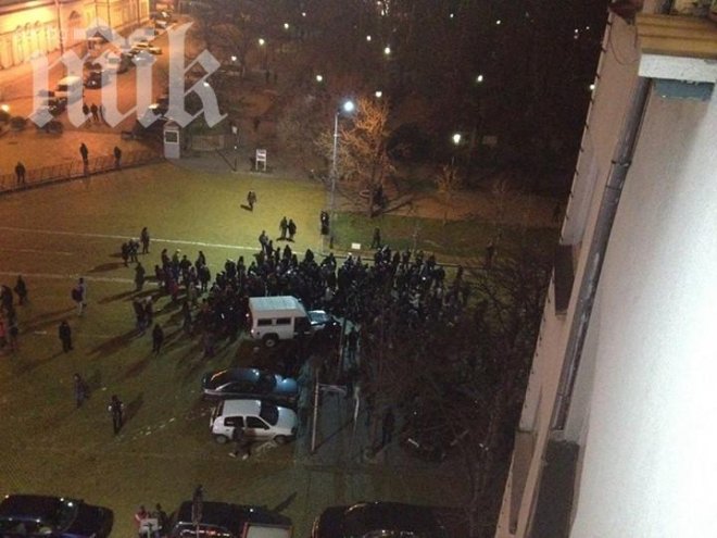 Протестиращите блокираха полицейски джип